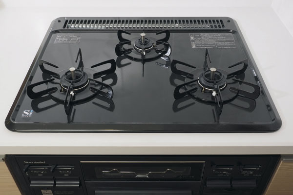 Kitchen.  [Three-necked stove] Temperature control functions and safety features have been installed (same specifications)