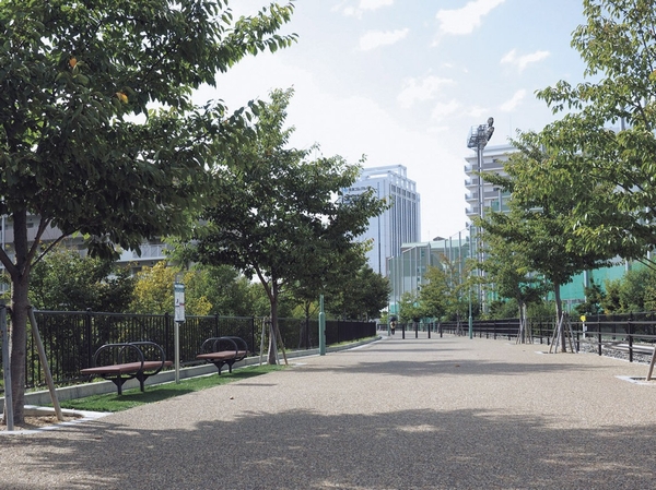 Pedestrian in the <harbor line promenade> 4-minute walk ・ Bicycle-only promenade. Save some of the brick abutment of the historical heritage, Pocket park and health bench, such as the placement. Guests can also enjoy walks in the stroller, Sakura is fun promenade in the spring