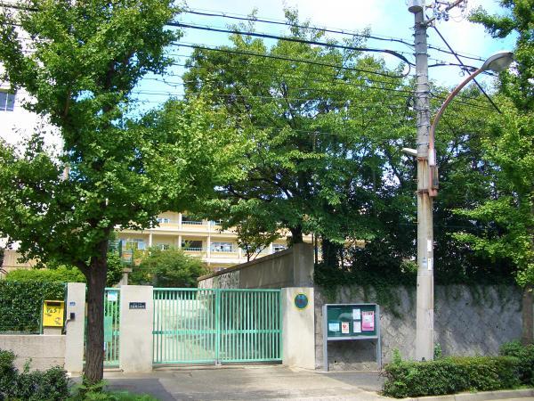 Primary school. 80m up to elementary school Kasugano Elementary School