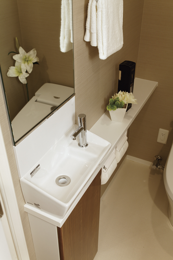Toilet.  [Toilet with hand washing counter] In the toilet of the entire dwelling unit is, Upscale pottery made of hand washing counters are provided. In seamless counter-integrated design, Cleaning is also easy to specification ※ mirror, Back guard is optional ( ※ 18)