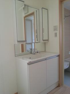 Wash basin, toilet. Three-sided mirror standard equipment