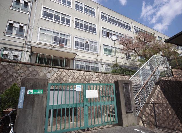 Junior high school. 396m to Tsutsui stand junior high school