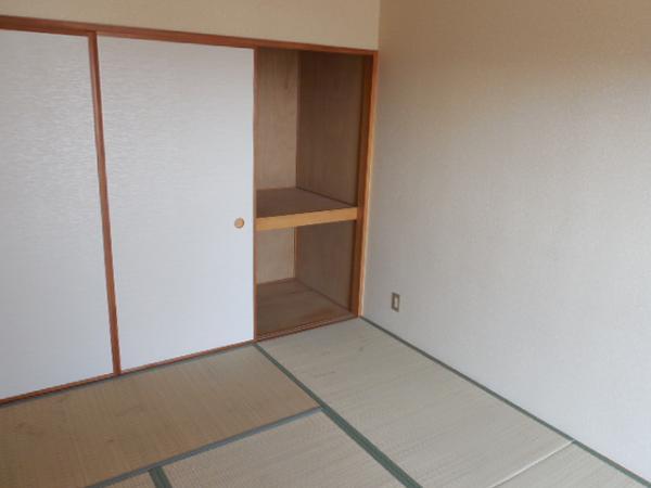 Non-living room. Tatami room of 6 Pledge with a closet!
