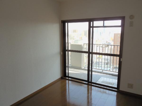 Non-living room. Flooring of Western-style!