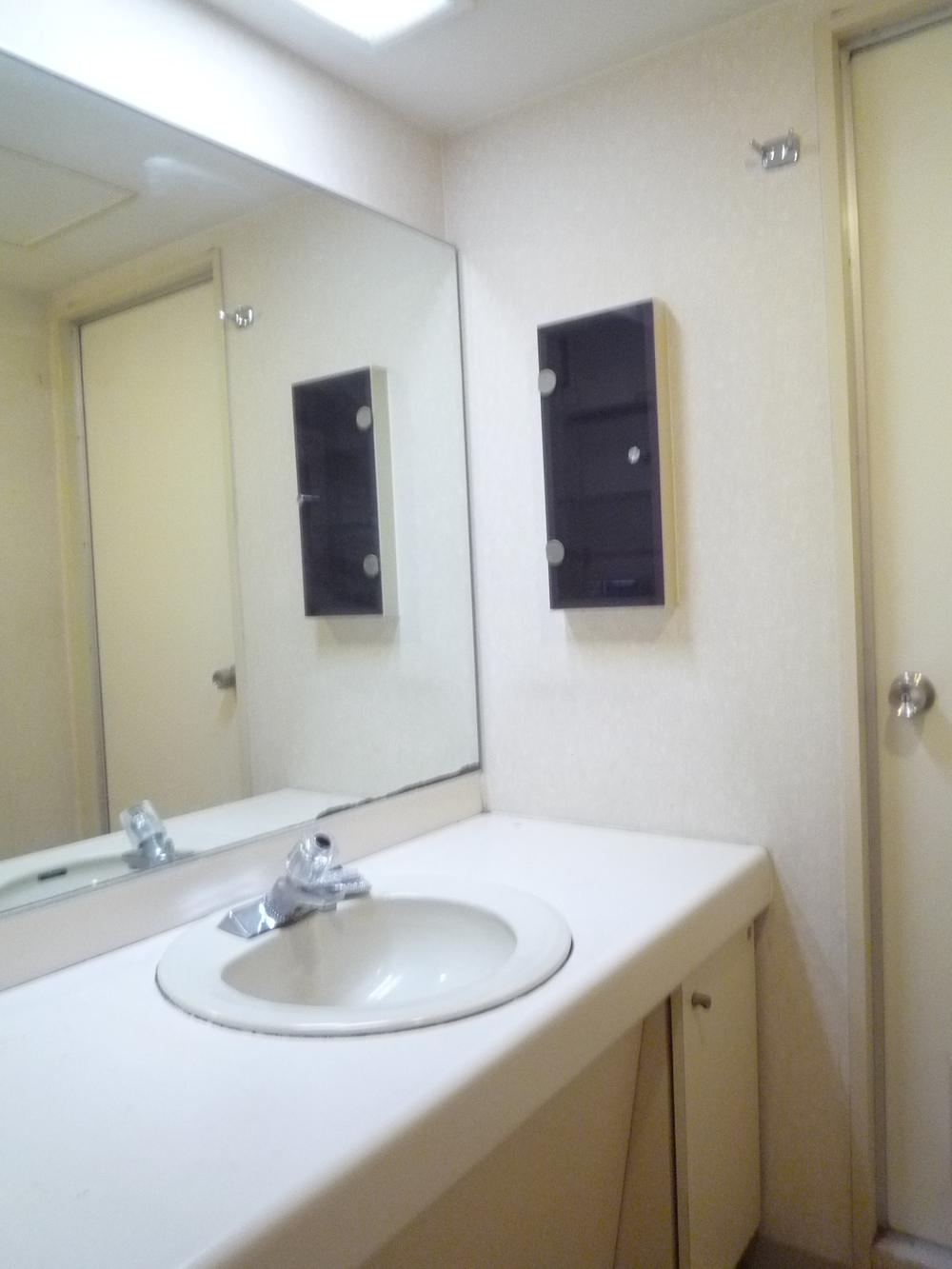 Wash basin, toilet. Room (August 2013) Shooting