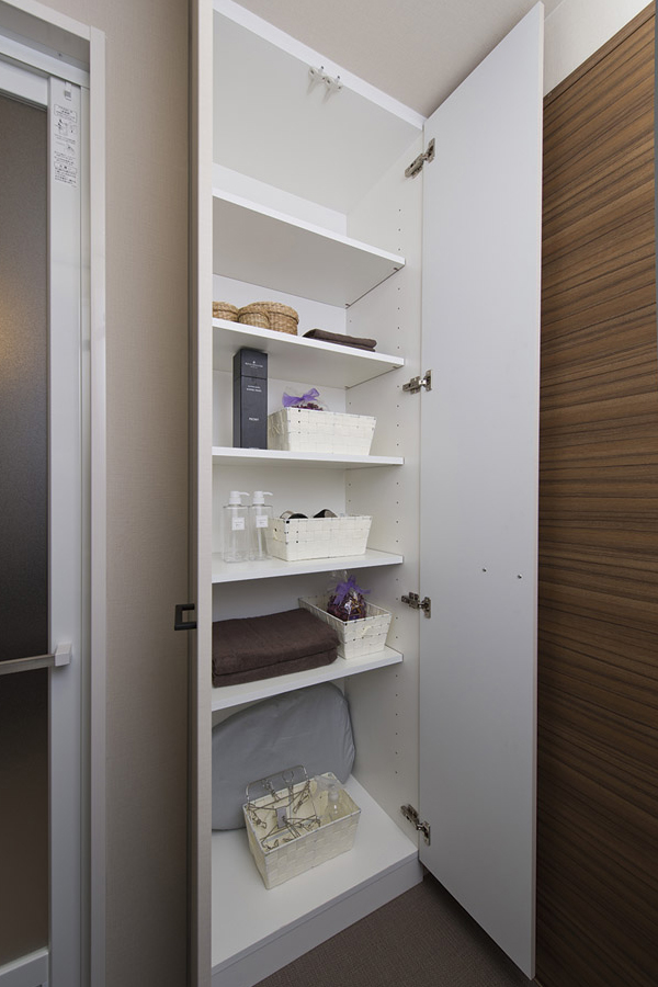 Bathing-wash room.  [Linen cabinet] Bath towel Ya, Linen cabinet that can be clean and accommodating the sanitary products have been installed in the vanity room (same specifications)