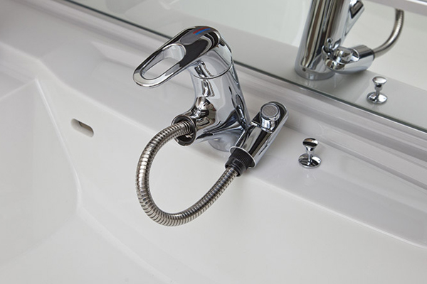 Bathing-wash room.  [Hose pull-out mixing faucet] Hose is pulled out, In friendly foam discharged water containing a foam, Suppress the water wings (same specifications)