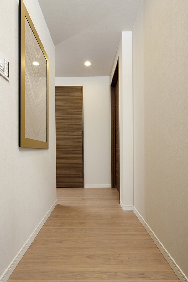 Interior.  [Corridor] Chic atmosphere, Room and living room ・ The hallway leading to the dining, You welcomed gently live person and guests (the corridor handrail base containing ※ )