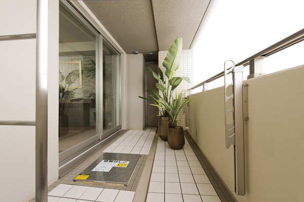 balcony ・ terrace ・ Private garden.  [balcony] Convenient when you hang out the laundry, Balcony the upper and lower sliding material interference hardware has been installed, Is the effective utilization can be space in a multi-purpose ( ※ )