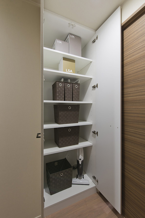 Receipt.  [Corridor material input] Cleaning tool, etc., For convenient storage of the things you do not want to show. It has also been installed good shelves and easy to use (the same specification)