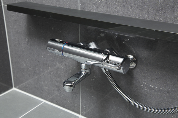 Bathing-wash room.  [Thermo faucet] It can be easy adjustment of the water temperature, Set the hot water temperature keep the thermostatic mixing faucet supplying the has been adopted (same specifications)