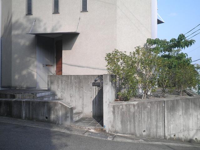 Entrance. Southwest ・ 2 side road in the north-west