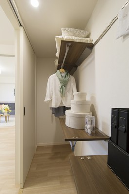 Walk-in closet of Western-style (2). Clothing, of course, Such as bedding and suitcase, It can be stored a variety of things