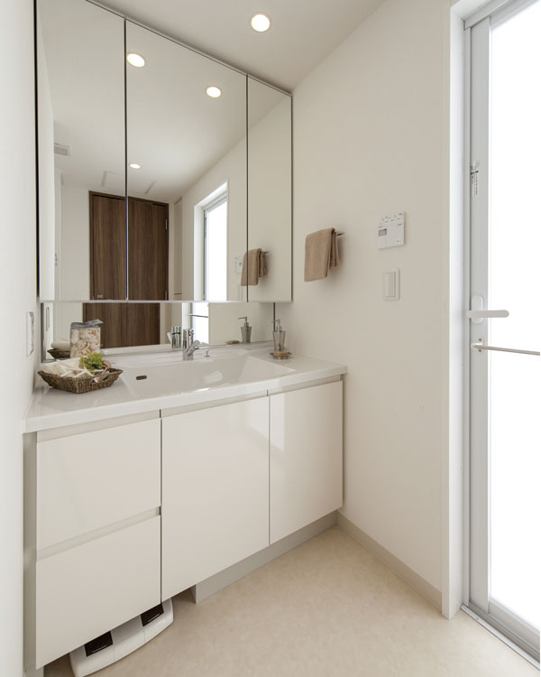 Bathing-wash room.  [Powder Room] Convenient three-sided mirror in hair care and face care. The Kagamiura have convenient storage rack is provided in the storage of small items (C type model room)