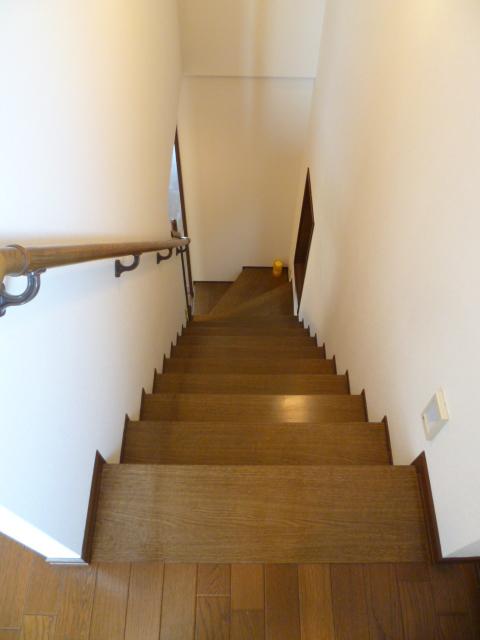 Other introspection. The third floor ⇔2 floor: stairs (with handrail)