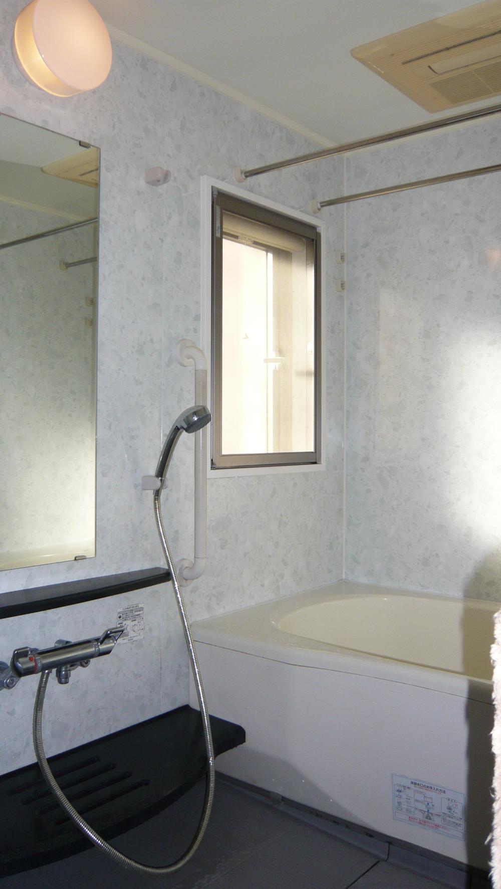 Bathroom. Yes window ventilation ・ Ventilation good System bus