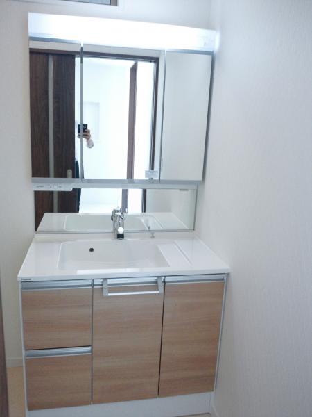 Wash basin, toilet. Multi-functional state-of-the-art bathroom vanity! 