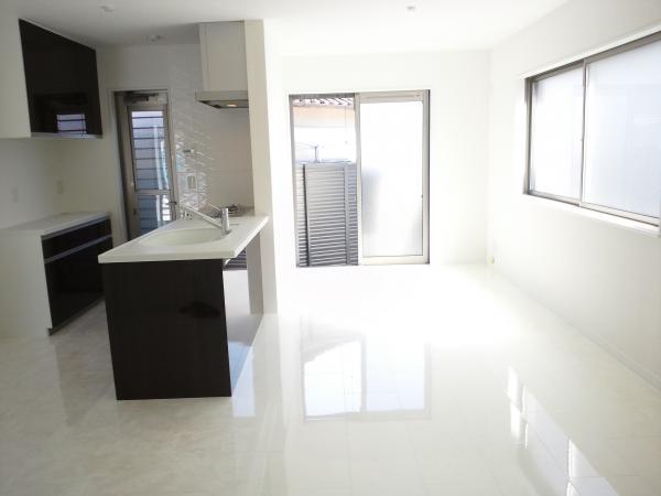 Living. Good day, It is very bright living! 