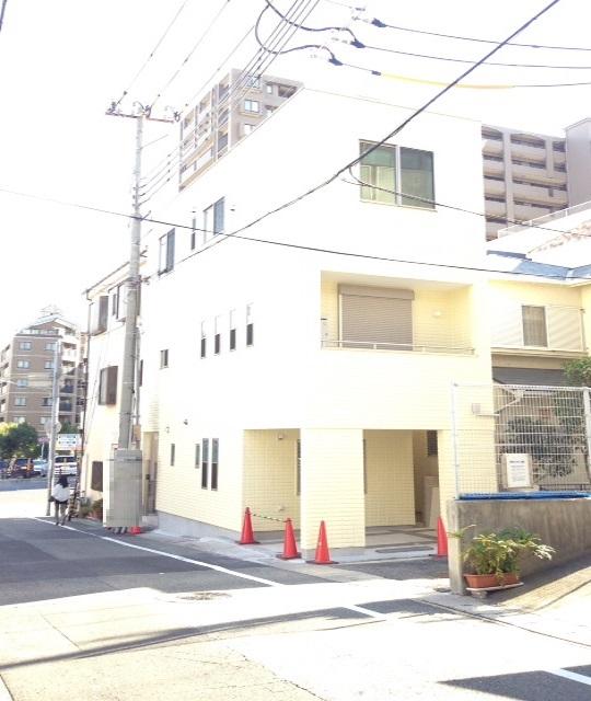 Local appearance photo. Day is good at the corner lot