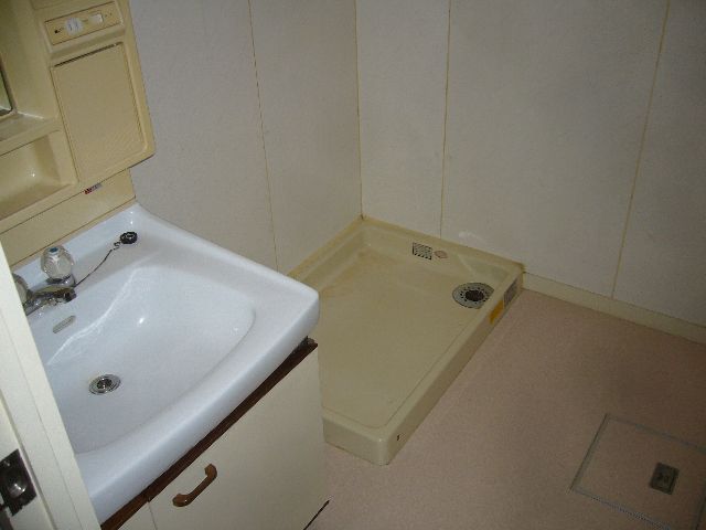 Washroom. Basin space.