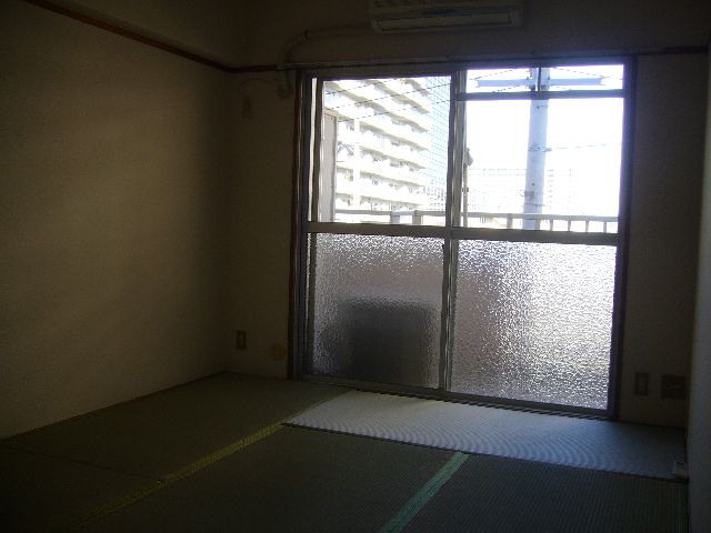 Living and room. It will calm the Japanese-style room.