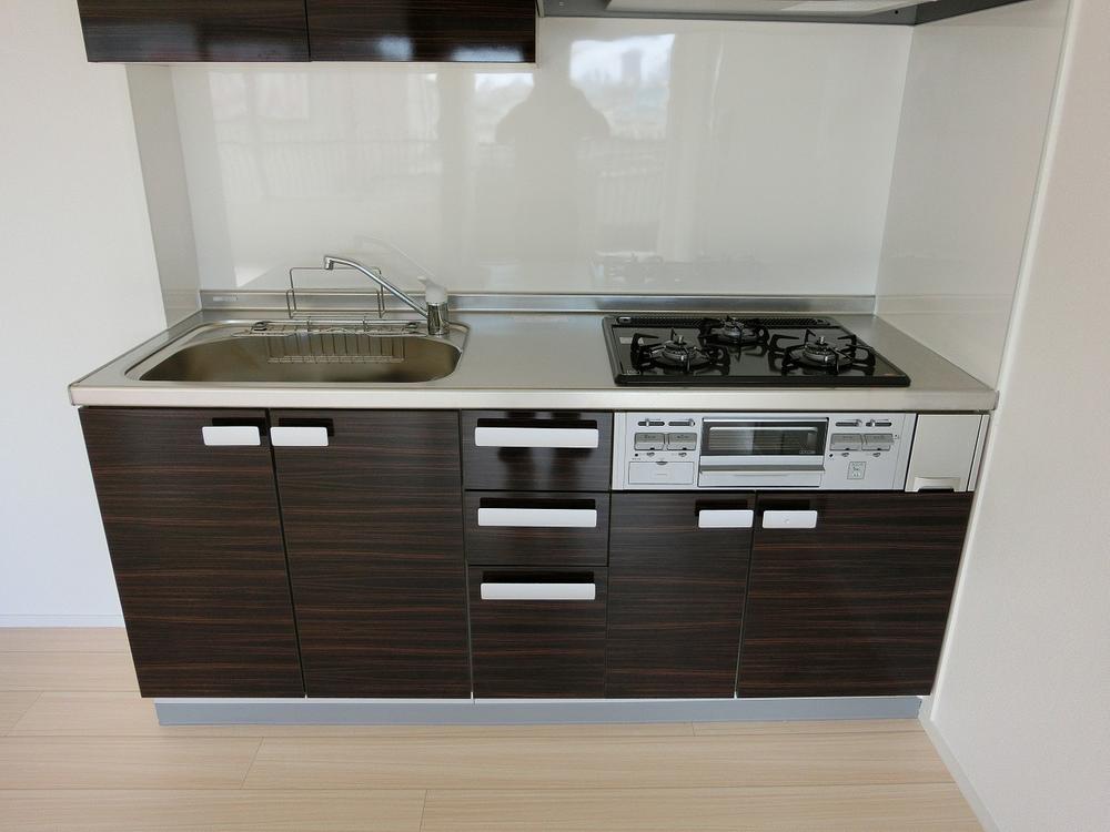 Kitchen. Indoor (10 May 2013) Shooting