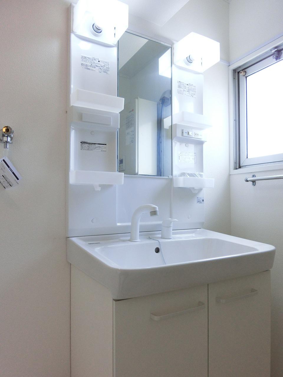 Wash basin, toilet. Indoor (10 May 2013) Shooting