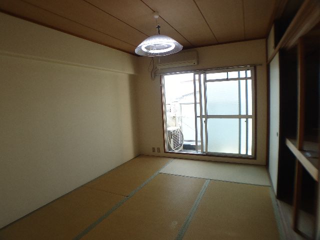 Living and room. It will calm the Japanese-style room.