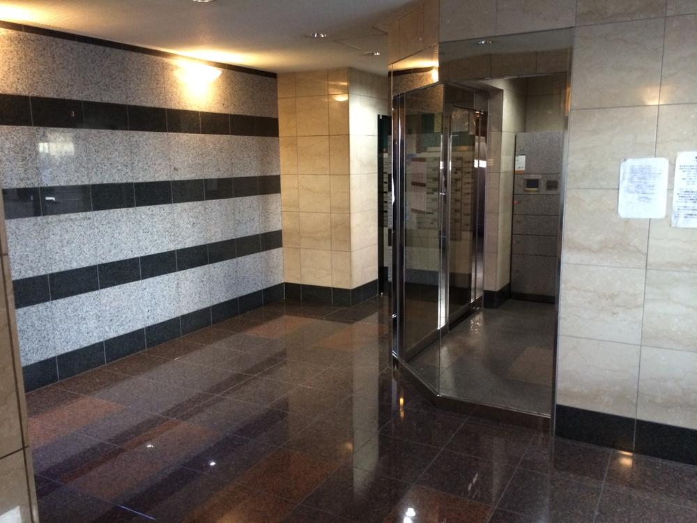 Entrance. Common areas