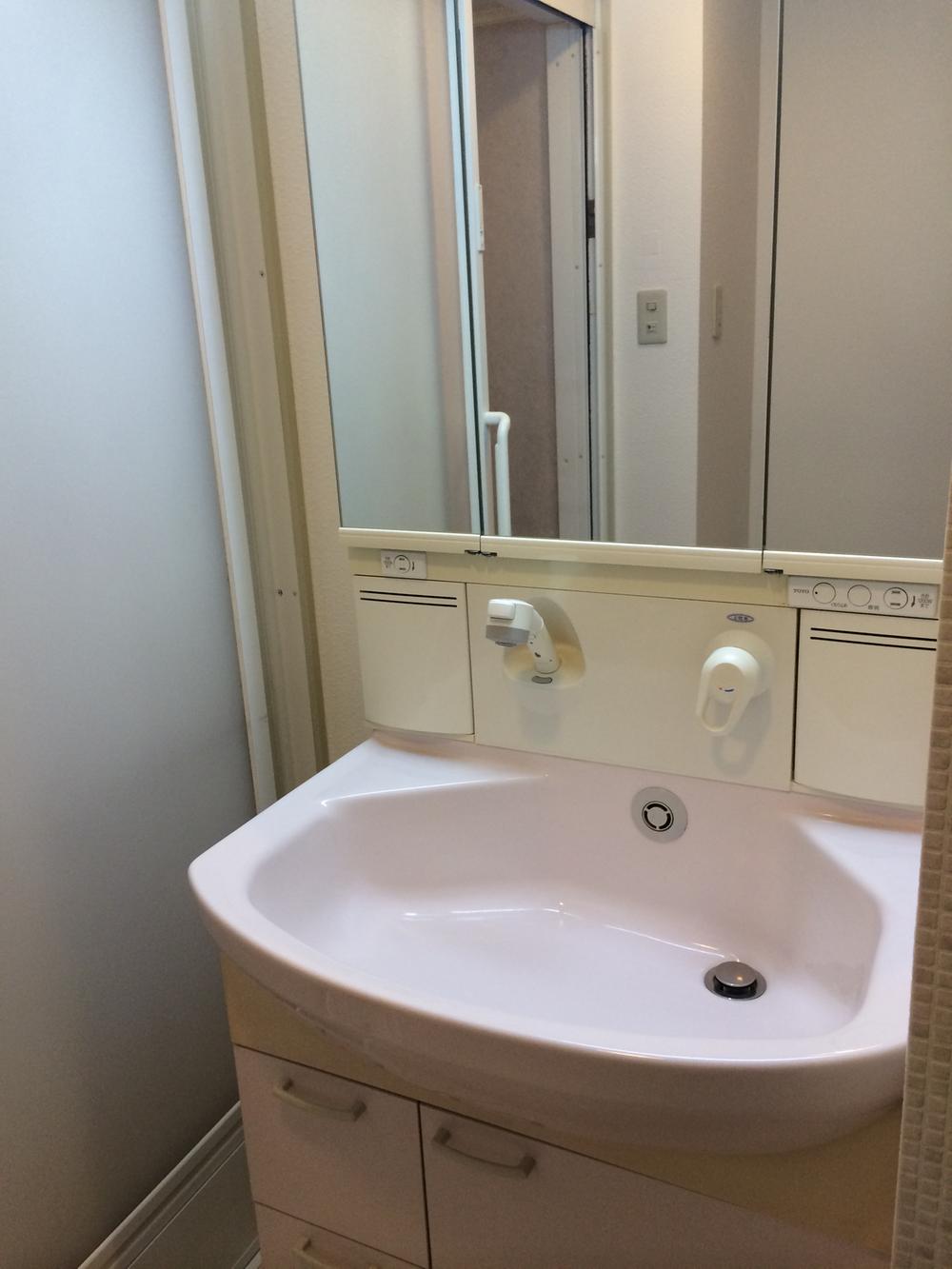 Wash basin, toilet. Indoor (11 May 2013) Shooting