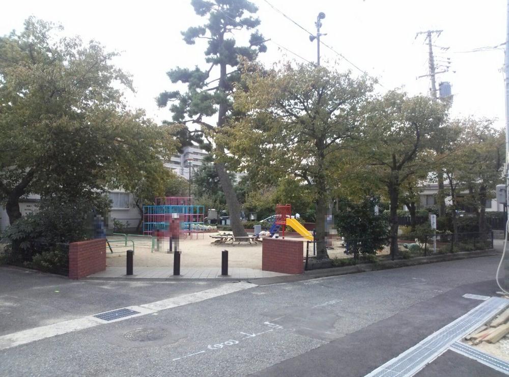 Other. Face-to-face of the road of the property there is a park. 