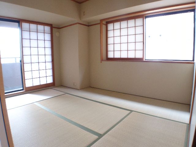 Living and room. It will calm the Japanese-style room.