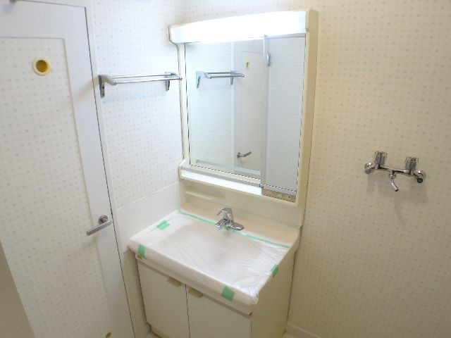 Washroom. Convenient shampoo dresser washbasin nozzle expands and contracts