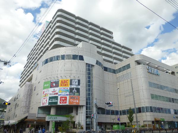 Local appearance photo. There Uniqlo and Kansai Super