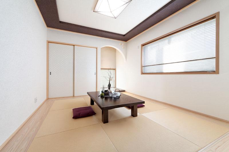 Model house photo. A No. land model house photo. Poured a bright light from large windows Japanese-style cosiness is looks good. 
