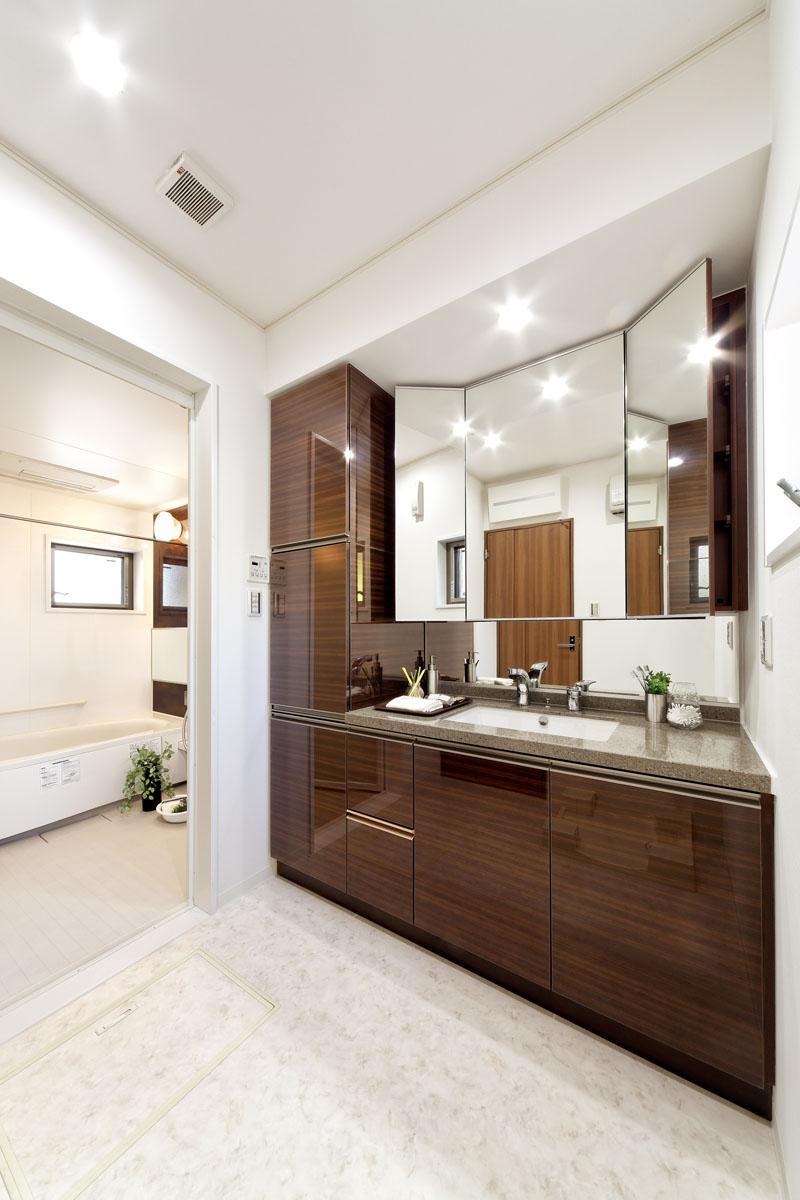 Model house photo. Model house in public in Kobe. Dish dryer, Standard adopted a lot of the latest equipment, including the bathroom heating dryer. Mirror and Stretch ability shower water washing defogging the basin, It is amazing, such as a lot of stockpile storage capacity. 