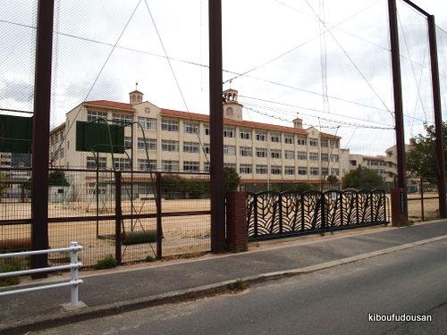 Junior high school. 658m to Kobe Municipal Honjo junior high school
