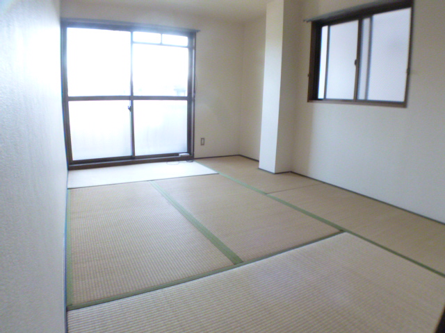 Living and room. It will calm the tatami