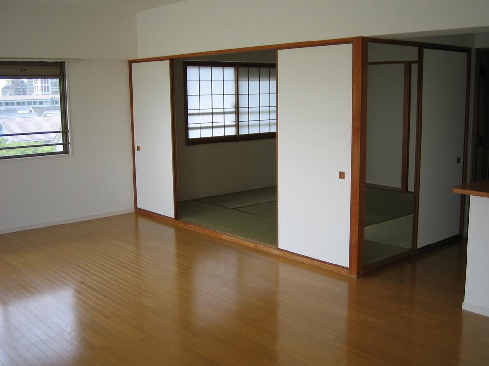 Living. Following the living Japanese-style room is 8 quires. If you remove the sliding door together with the living will in large space of 27.4 quires. Can you use your freedom to fit the lifestyle.