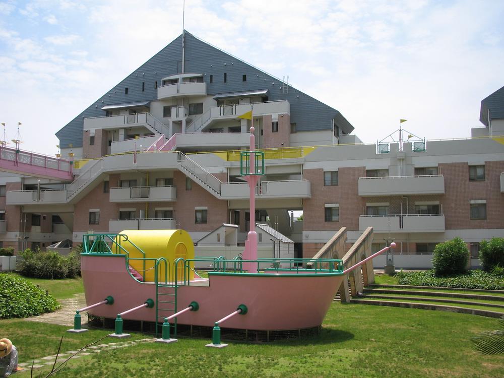 Garden. In the courtyard surrounded by the building, You can play with confidence the children.