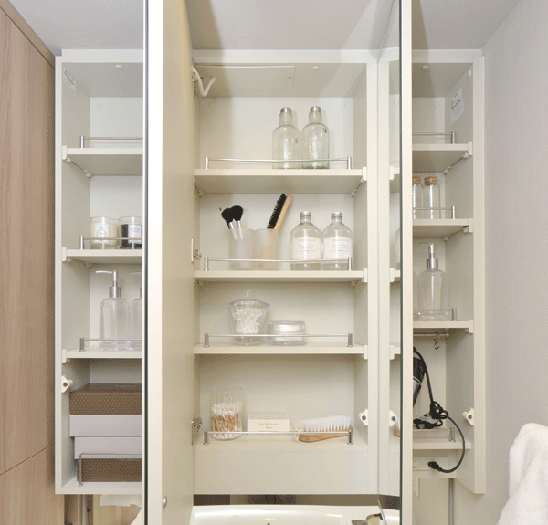 Bathing-wash room.  [Three-sided mirror] Is a three-sided mirror vanity with Kagamiura storage for small items such as grooming supplies can be organized