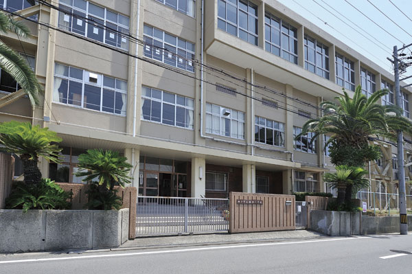 Surrounding environment. Kobe Municipal Fukuike Elementary School (7 min walk ・ About 560m)