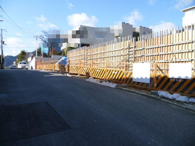 Local photos, including front road.  ■ Facing south ・ Sunny