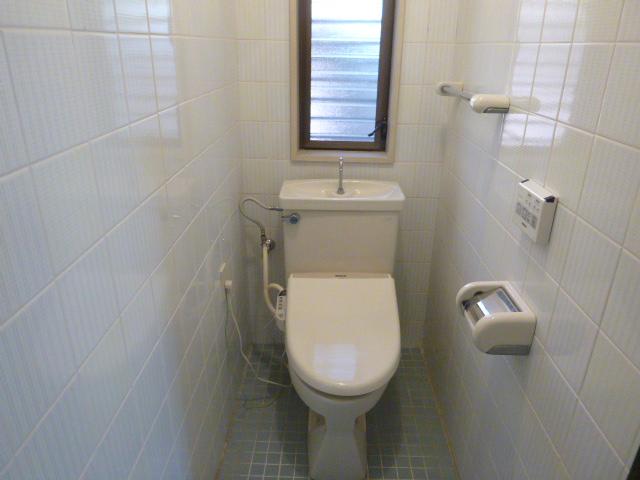 Toilet.  ■ Bathroom