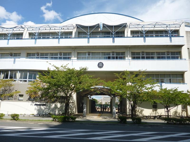 Junior high school. Kobe Municipal Uozakinaka 400m to school