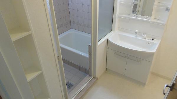 Wash basin, toilet. Washstand of renovation already! There is also space for a washing machine, Is a wash room with a space ^^