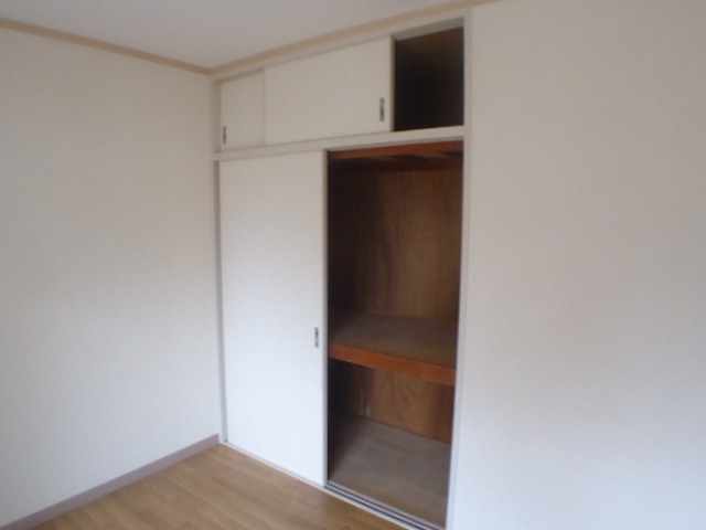 Receipt. Storage of with upper closet.