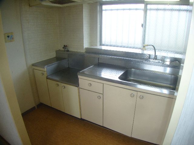 Kitchen. Gas stove installation Allowed.