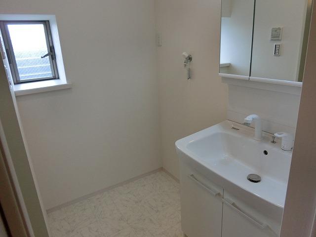 Wash basin, toilet. Indoor (11 May 2013) Shooting