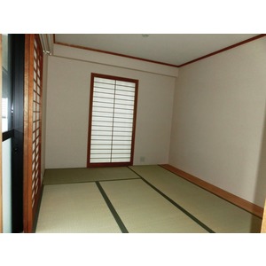 Living and room. Closet in the Japanese-style room (6 quires) is attached